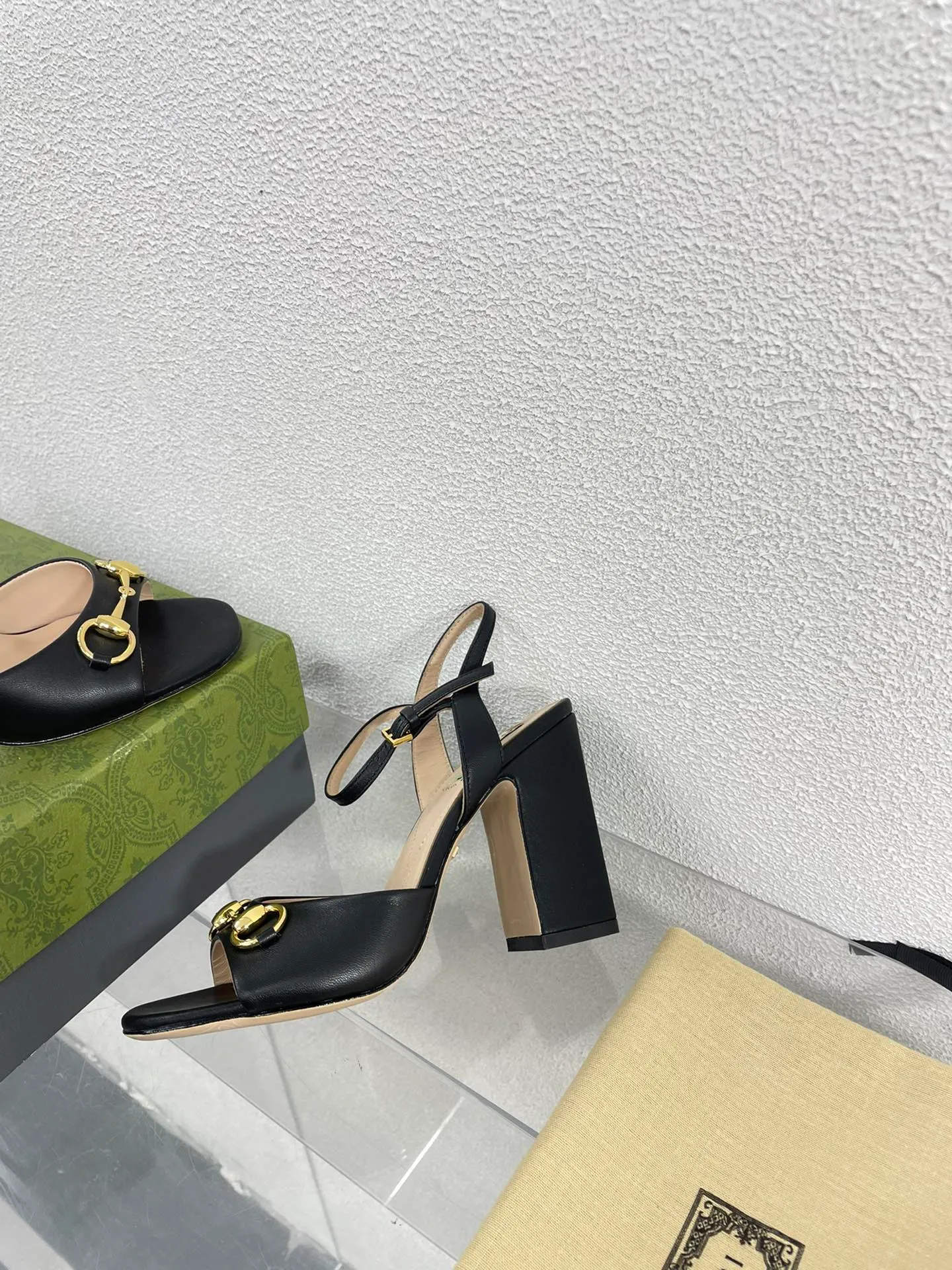 👟👟Ex-factory price 520👟👟 Classic Gucci sandals 💰 Popular 🔥 single product brown, upper made of lambskin, classic logo💪 Exquisite double G diamond buckle hardware, Italian imported genuine leather outsole💯 Sheepskin lining, feet, classic hardware buckle, original custom code number: 35 36 37 38 39 40 41 42 (order 40 41 42) with original packaging